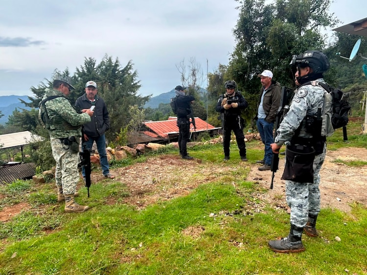 Fuerzas federales mantienen dispositivo de seguridad tras reportes de detonaciones en Los Bayados, Ajuchitlán.