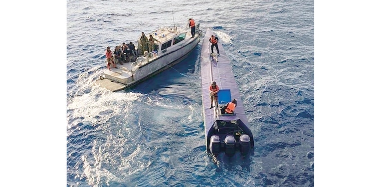 Aspectos de la embarcación y la droga asegurada por la Semar, ayer.