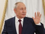 El presidente de Rusia, Vladimir Putin, gesticula durante una conferencia de prensa posterior a la cumbre Rusia-África en San Petersburgo, Rusia, el 29 de julio de 2023.