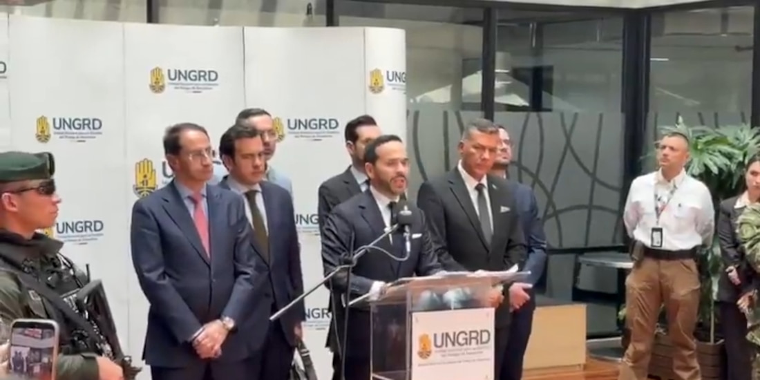 Abelardo de la Espriella, presidente de Colombia (centro), en conferencia de prensa.
