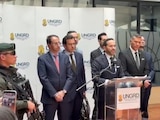 Abelardo de la Espriella, presidente de Colombia (centro), en conferencia de prensa.