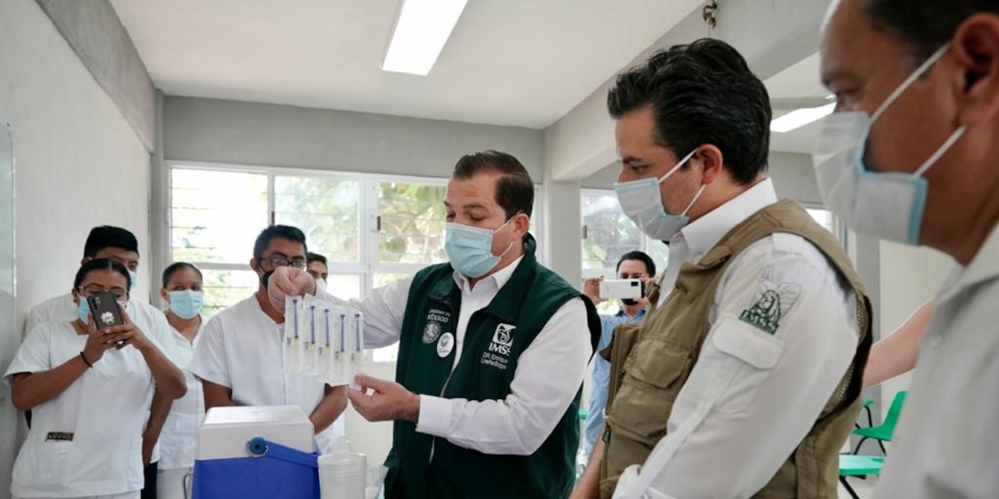 Zoe Robledo en su visita de supervisión por uno de los 71 centros de vacunación de Chiapas.