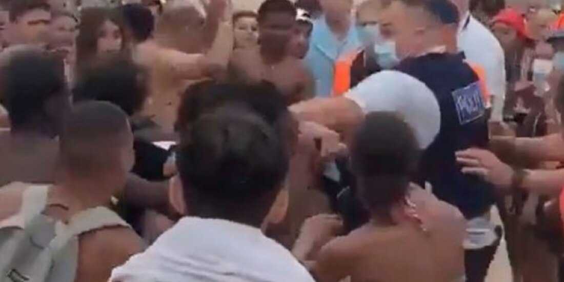 Jóvenes se enfrascan en una batalla campal con policías, el sábado