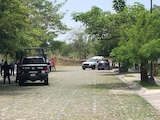 Policías acordonan la zona donde ocurrió el doble homicidio, en una zona residencial al norte de la capital colimense, ayer.