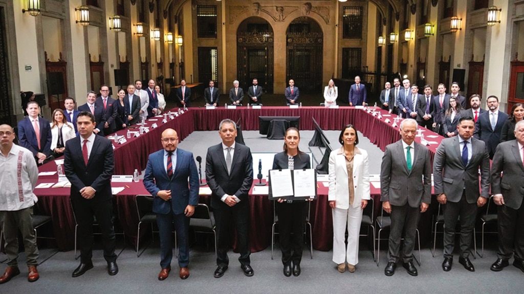 La Presidenta Claudia Sheinbaum, parte del gabinete y empresarios, ayer.