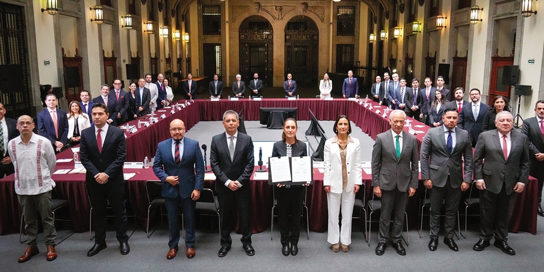 La Presidenta Claudia Sheinbaum, parte del gabinete y empresarios, ayer.