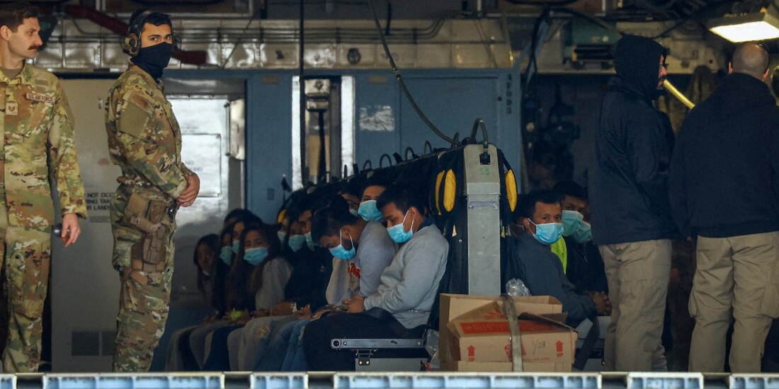 Migrantes son deportados de EU en un vuelo desde Texas, el pasado 30 de enero.