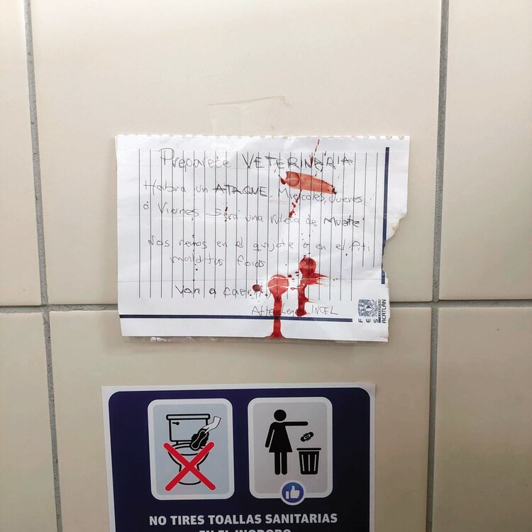 Mensajes de amenaza contra alumnos de la UNAM enviados por privado o puestos en baños de diferentes facultades.