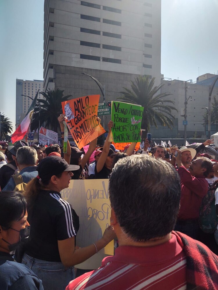Esperan paso de AMLO en Reforma.