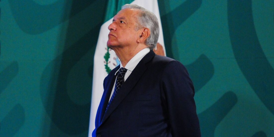 AMLO ofrece conferencia mañanera desde Palacio Nacional.