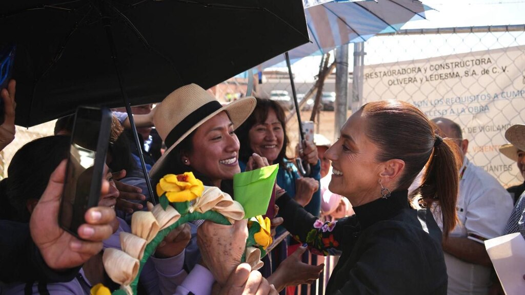 La Presidenta Claudia Sheinbaum, ayer, durante un recorrido de supervisión por obras en Tlaxcala.