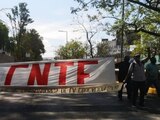 Los integrantes de la CNTE exigen el pago de salarios.