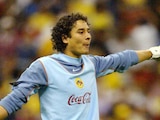 Memo Ochoa durante un juego con el América en el Clausura 2004, torneo en el que debutó.