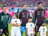 Andrés Guardado en la ceremonia de los himnos previos al duelo amistoso entre México y Estados Unidos en el Estadio AKRON.