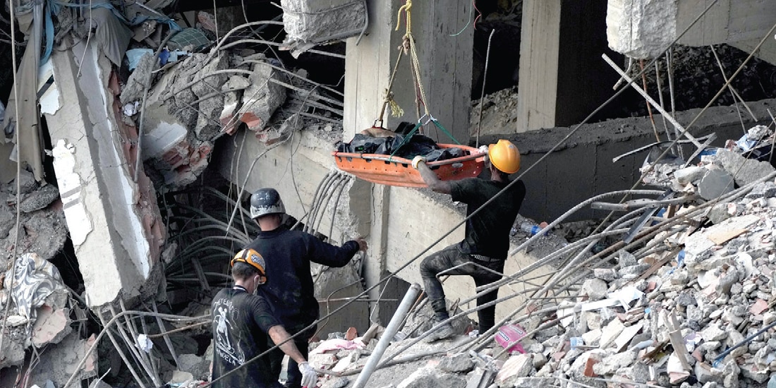EQUIPOS DE RESCATE recuperan el cuerpo de una víctima en La Guaira, ayer