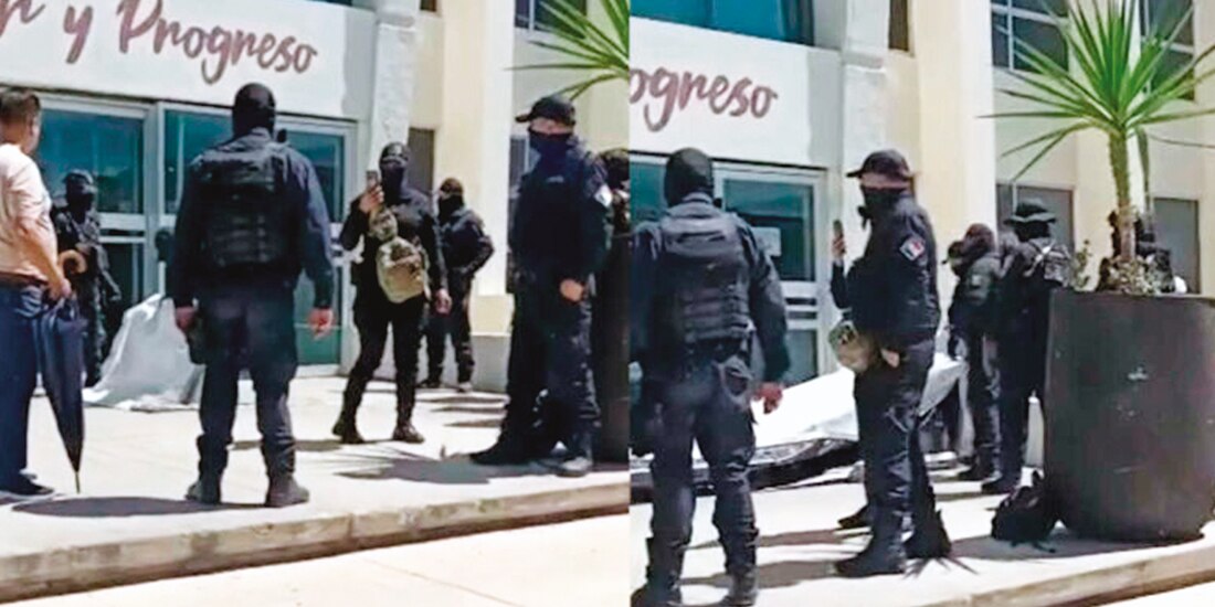 Policías antimotines, tras desalojar a los maestros que tenían tomada la entrada la Ciudad Administrativa en la capital de la entidad, ayer.