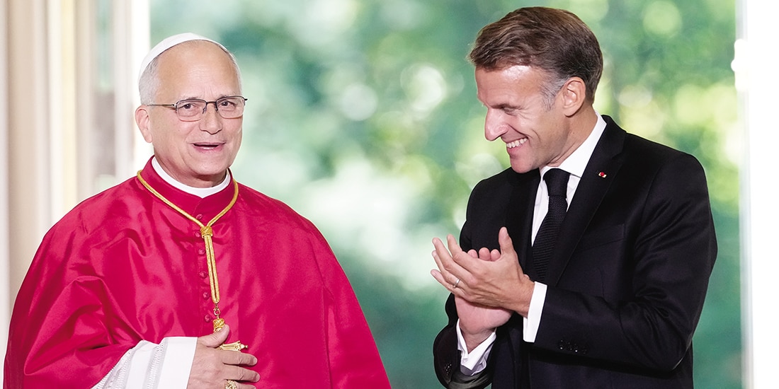 El papa León XIV y el presidente Emmanuel Macron, en el Palacio del Elíseo, ayer.