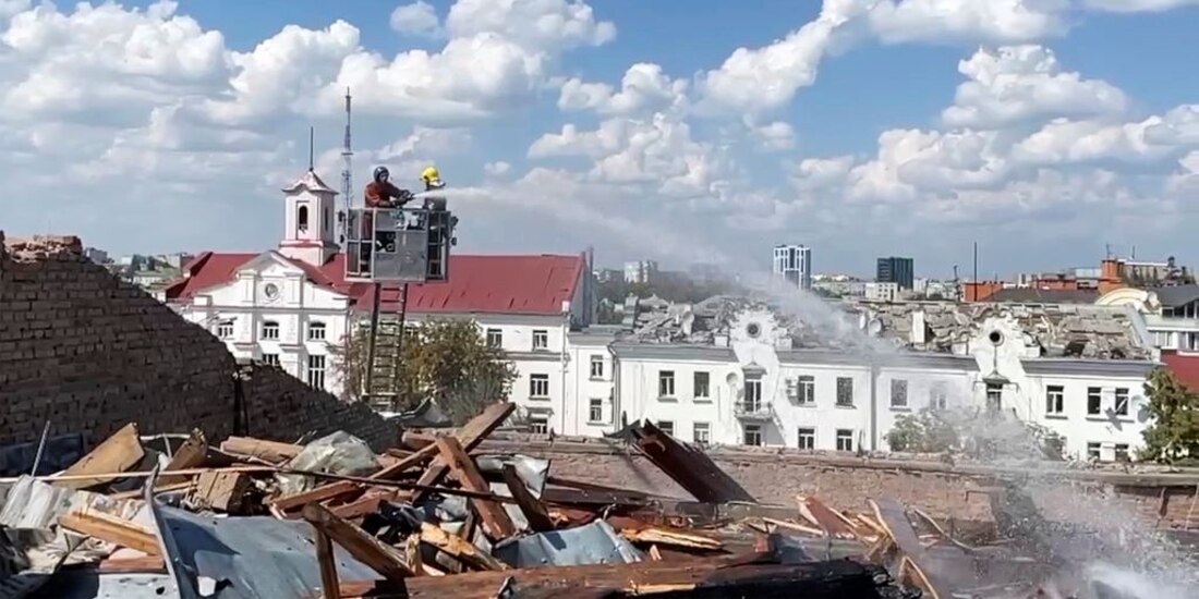 En esta imagen, tomada de un video distribuido por el Servicio de Emergencias ucraniano, bomberos trabajan en el tejado del teatro Taras Shevchenko dañado durante una ataque ruso sobre la ciudad de Cherníhiv, Ucrania, el 19 de agosto de 2023.