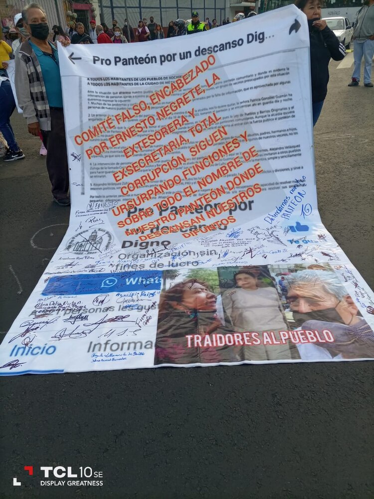 Lona que denuncia comité falso.