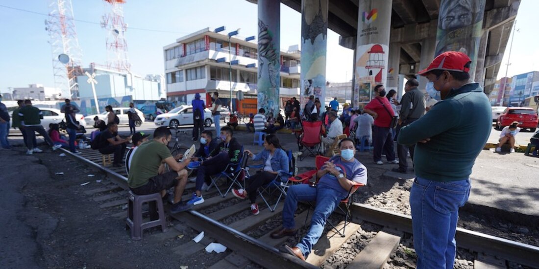 Maestros de la CNTE bloquean vías del tren en Michoacán, en octubre pasado, por falta de pago.