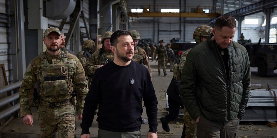 El líder Volodimir Zelenski camina junto a sus soldados cerca de la zona de combates.
