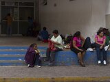 Familiares de infectados esperan afuera de un hospital en la capital, Villahermosa, en mayo pasado.
