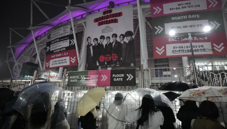 Fans del grupo de K-pop BTS se congregan a las afueras del estadio donde inició la gira ARIRANG, en Corea del Sur