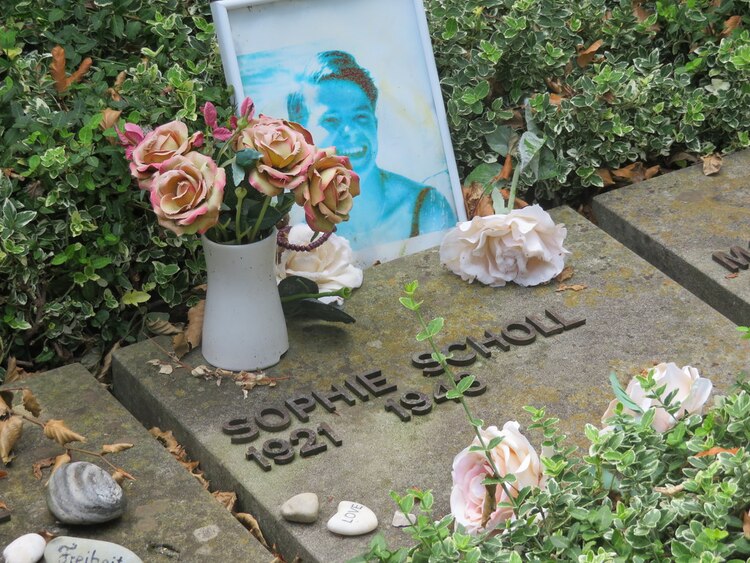 Sophie Scholl, activista alemana antinazi, miembro del movimiento Rosa Blanca.