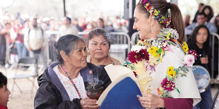 Las comunidades, ayer, en la ceremonia de recepción de la mandataria.