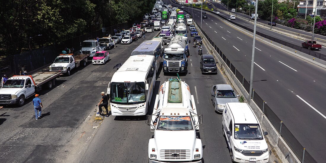 CARRILES CENTRALES y laterales del Periférico Norte, en dirección al sur, a la altura del parque Naucalli,
cerrados ayer por los inconformes; sólo dejaron un carril abierto y varios conductores quedaron atrapados