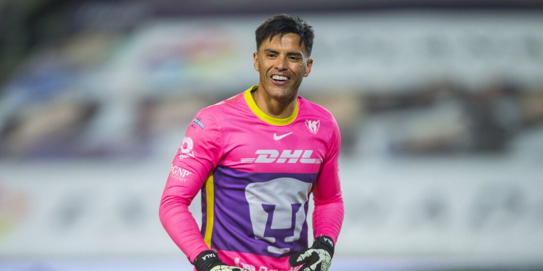 Alfredo Talavera celebra un gol de Pumas en el Torneo Guard1anes 2020 de la Liga MX.