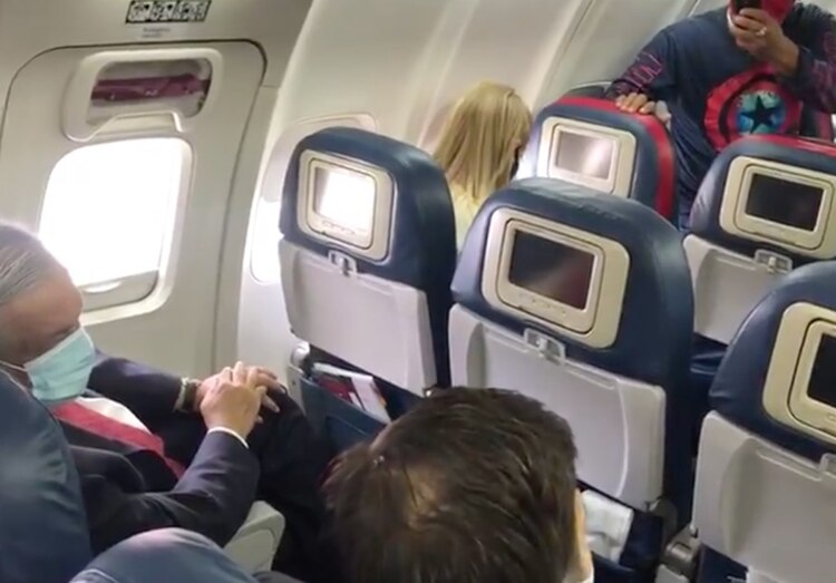 El Presidente de México viaja en un vuelo comercial de la compañía Delta Airlines