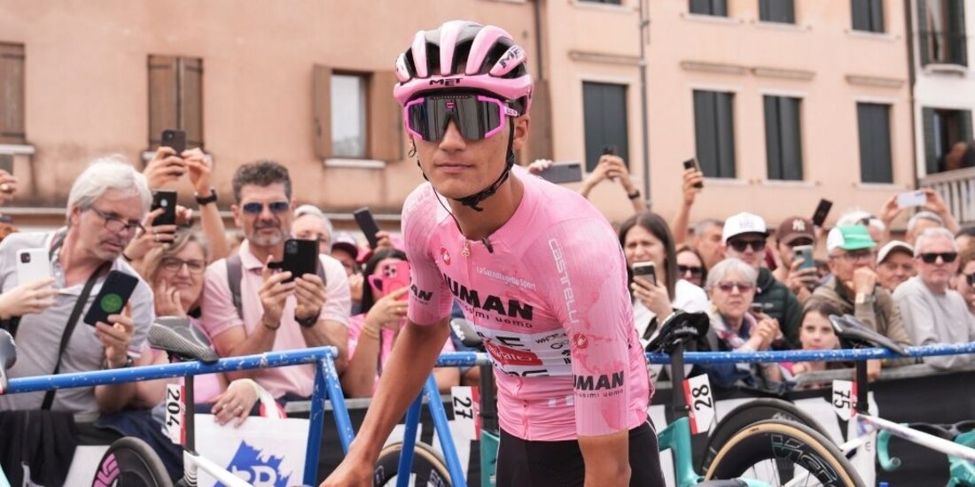 Isaac Del Toro sigue líder en el Giro de Italia.