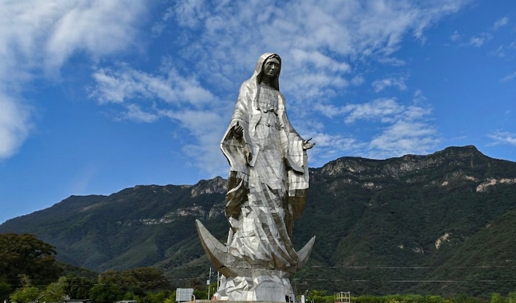 Escultura monumental de la Virgen de la Misericordia en El Chorrito, municipio de Hidalgo, Tamaulipas.