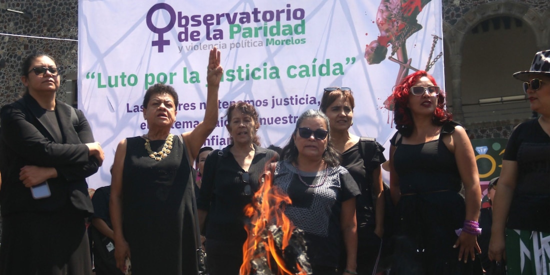 Integrantes de diversas organizaciones feministas de Morelos, durante la concentración en el Zócalo de Cuernavaca, ayer.