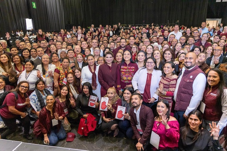Al centro, Lorenia Valles durante la octava sesión Ordinaria del Consejo Político Nacional de Morena.
