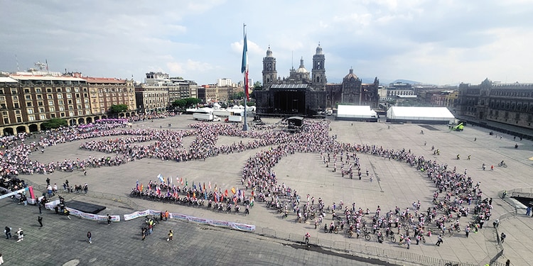 ASISTENTES AL evento realizaron una megabicicleta en la explanada del lugar, durante la mañana
