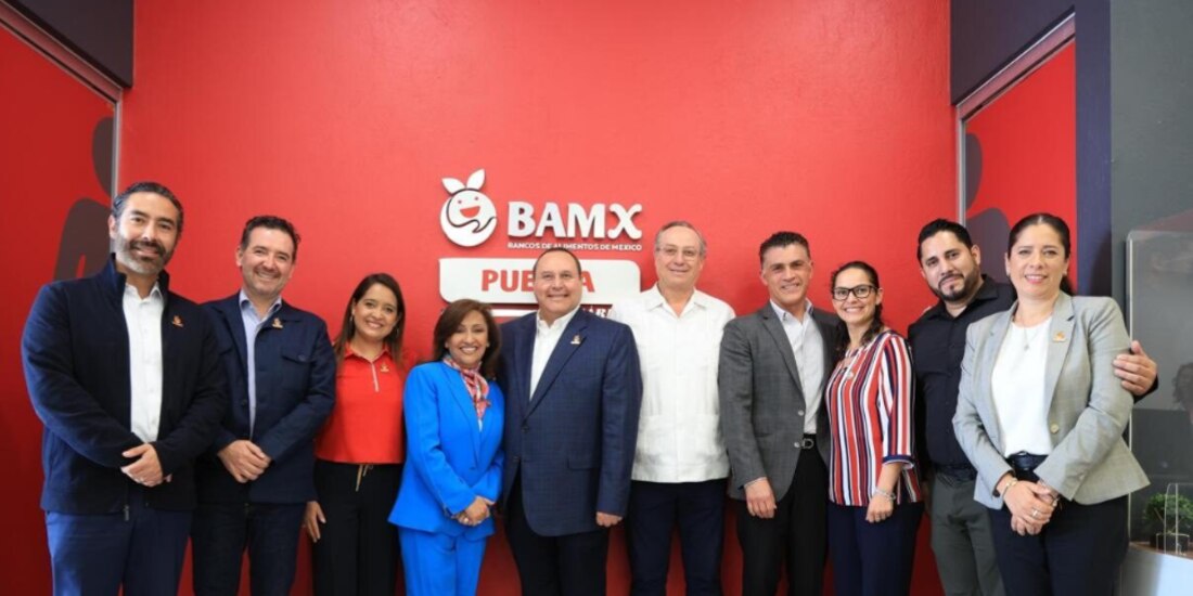 La gobernadora de Tlaxcala, Lorena Cuéllar (4.a de izq. a der.), ayer.