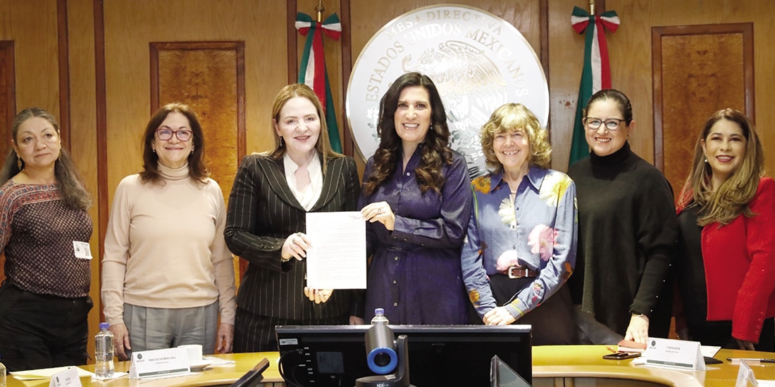 La presidenta de la Cámara de Diputados, Kenia López, recibió de la Red de Mujeres en Plural su iniciativa de reforma electoral.
