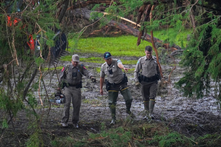 Inspección de un área en Camp Mystic a lo largo de las orillas del río Guadalupe después de que una inundación repentina arrasara el área el domingo 6 de julio de 2025, en Hunt, Texas.