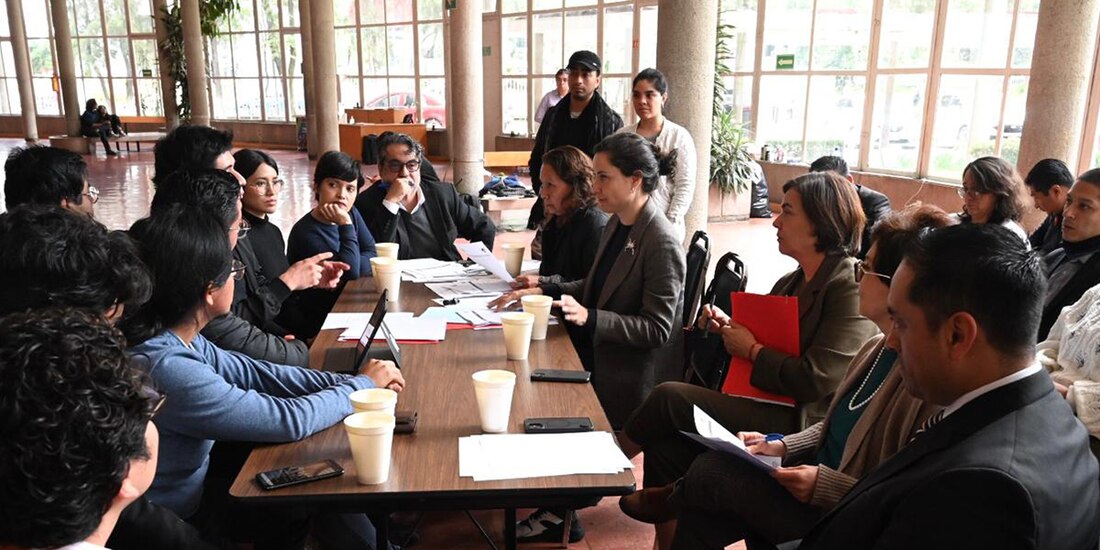 Claudia curiel y Alejandra de la Paz, con estudiantes del Conservatorio de Música.