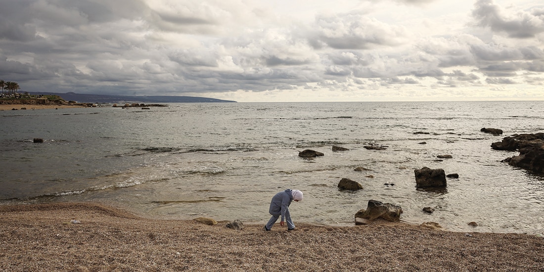 Niño juega en una playa, en medio de las hostilidades entre Israel y Hezbolá, en Tiro, ayer.