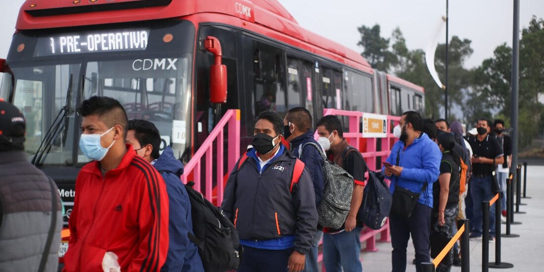 Usuarios toman la línea emergente del Metrobús en Tláhuac; la Semovi anunció horarios para el transporte público en la CDMX durante el 15 y 16 de septiembre.