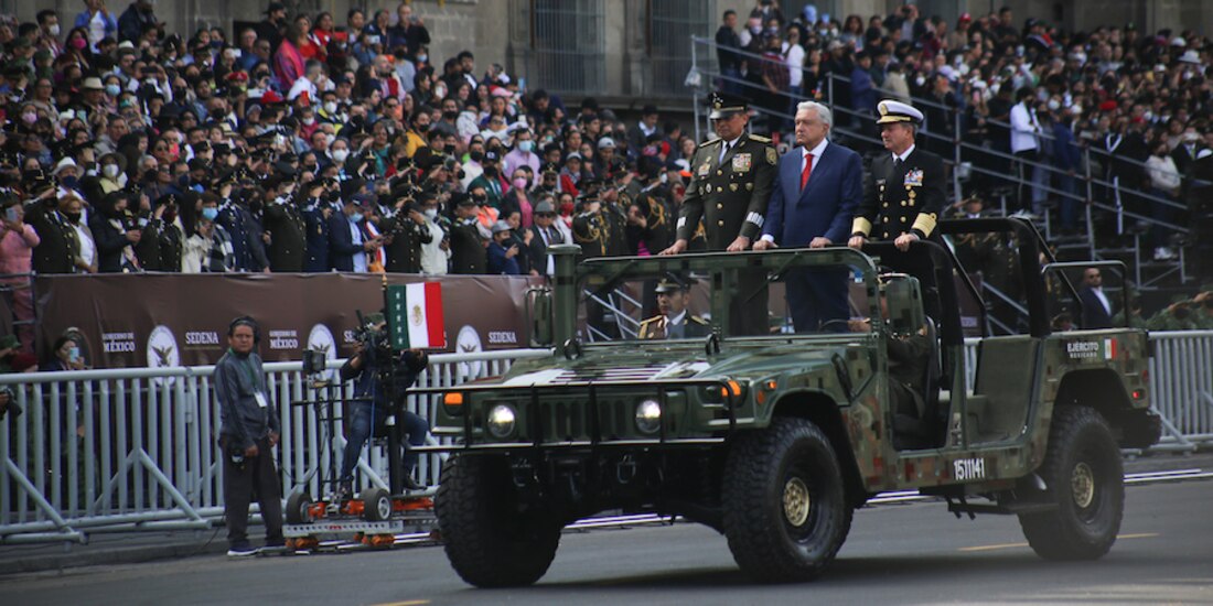 El Presidente, ayer, a su llegada a Palacio Nacional, en un vehículo de las Fuerzas Armadas, flanqueado por los secretarios de la Defensa y Marina.