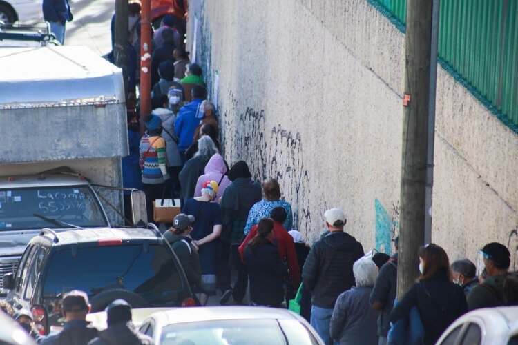Adultos mayores hacen fila desde las 3 AM para vacunarse en CDMX