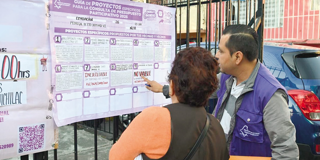 Personal del IECM da una explicación sobre la consulta, ayer.