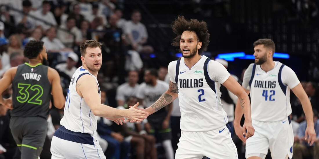 Dereck Lively II (2) estrecha la mano con Luka Doncic después de una canasta de los Dallas Mavericks en el Juego 5 de las Finales de la Conferencia Oeste de la NBA contra los Minnesota Timberwolves.
