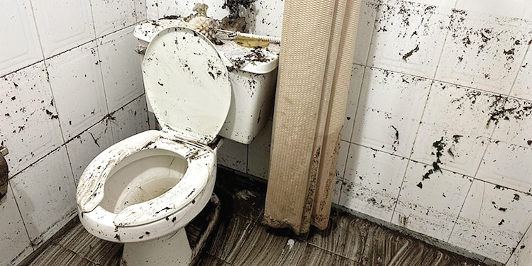 Marcas de la altura que alcanzó el agua en el baño de una vivienda.