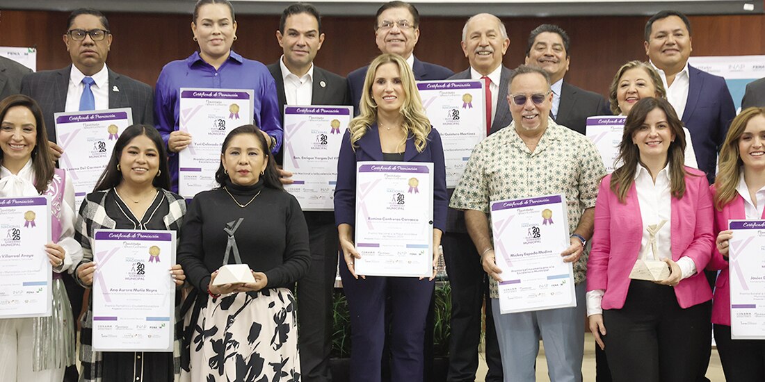 La presidenta municipal de Huixquilucan, Romina Contreras, posa con su galardón, el pasado viernes.