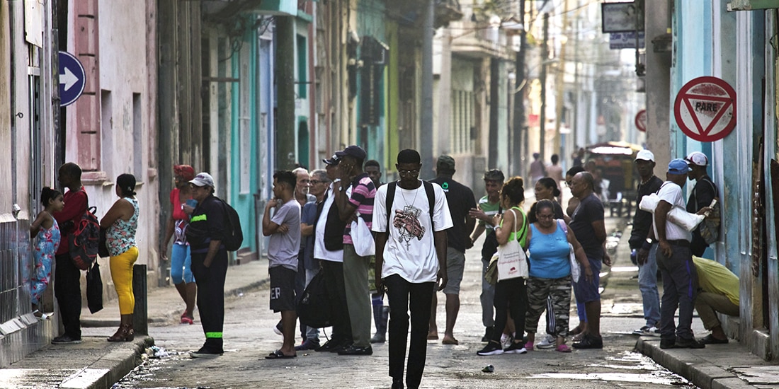 La gente hace fila en la calle para comprar pan en La Habana, Cuba, el 13 de marzo.